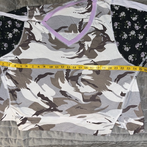 Vintage We the Free shirt. Camo/floral print mix size XS - Picture 5 of 5